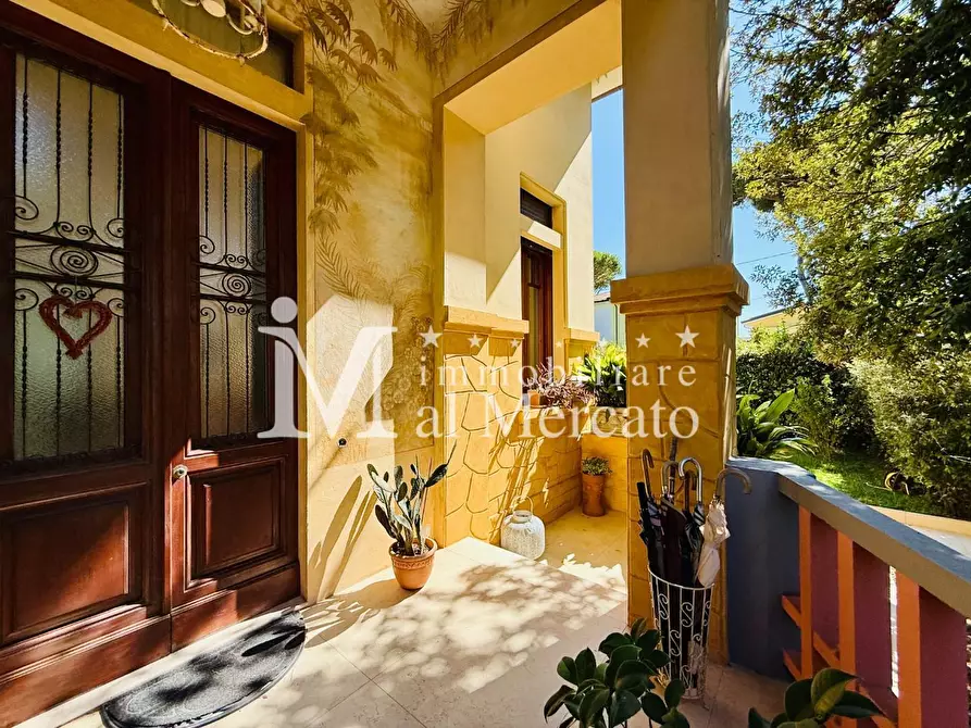 Immagine 9 di Villa in vendita  a Camaiore
