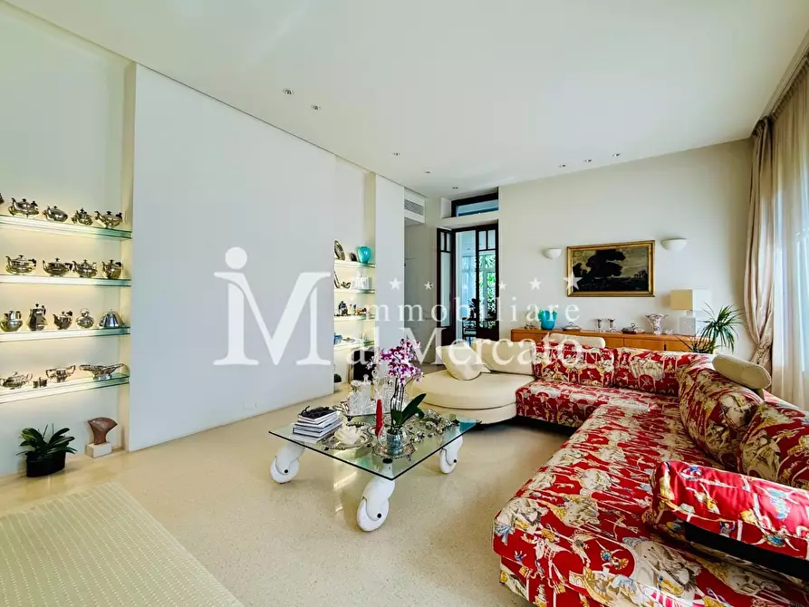 Immagine 16 di Villa in vendita  a Camaiore