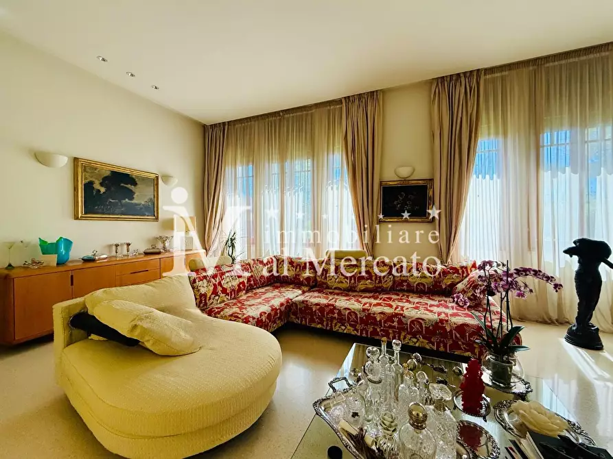 Immagine 17 di Villa in vendita  a Camaiore