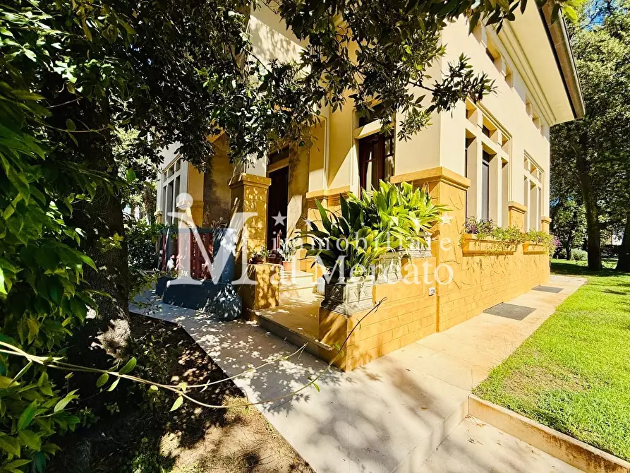 Immagine 7 di Villa in vendita  a Camaiore