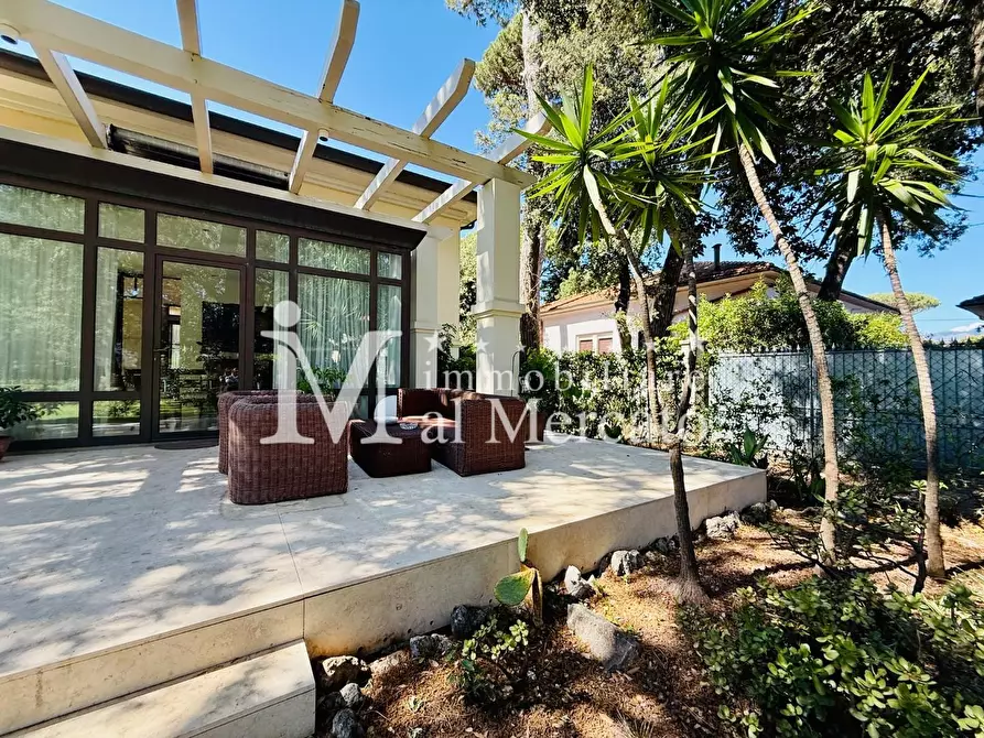 Immagine 23 di Villa in vendita  a Camaiore