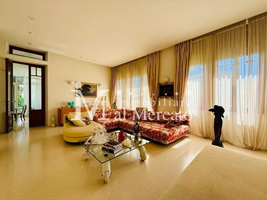 Immagine 18 di Villa in vendita  a Camaiore