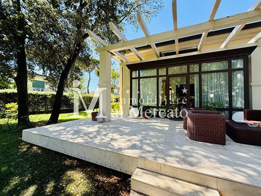 Immagine 26 di Villa in vendita  a Camaiore
