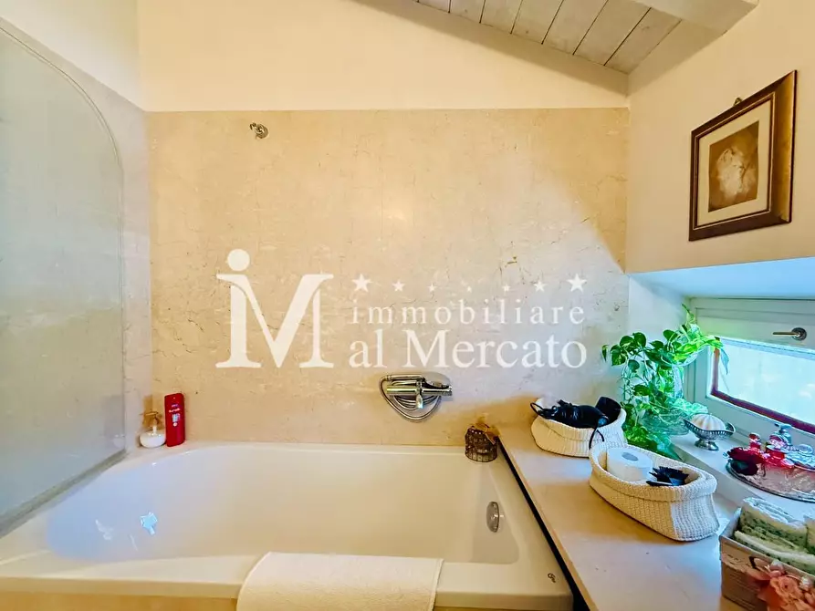 Immagine 46 di Villa in vendita  a Camaiore