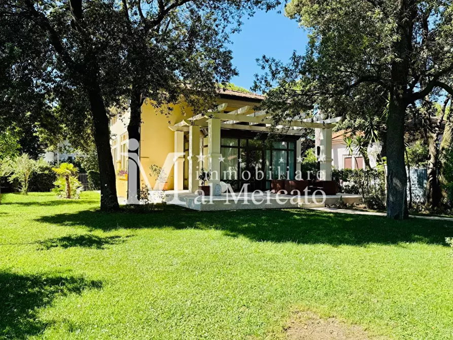 Immagine 1 di Villa in vendita  a Camaiore