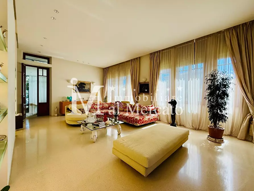 Immagine 10 di Villa in vendita  a Camaiore