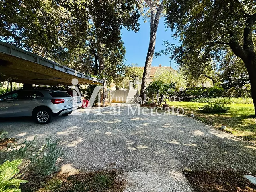 Immagine 77 di Villa in vendita  a Camaiore