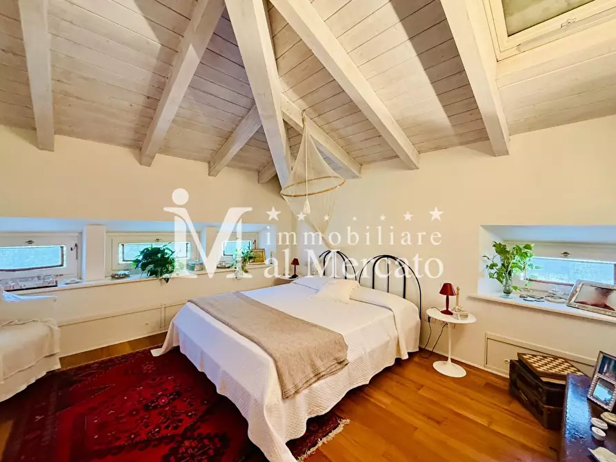 Immagine 49 di Villa in vendita  a Camaiore