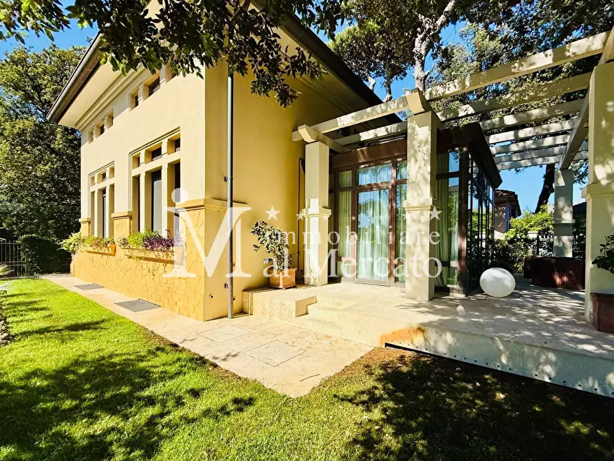 Immagine 5 di Villa in vendita  a Camaiore