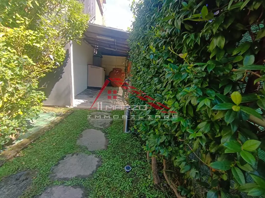 Immagine 3 di Villa in vendita  a Montignoso