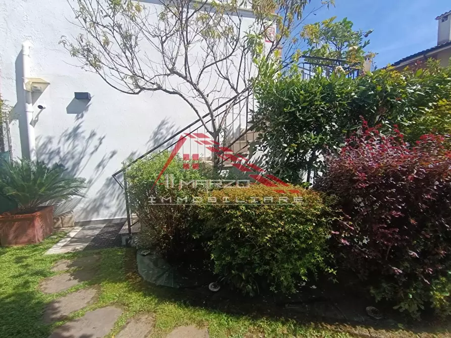 Immagine 5 di Villa in vendita  a Montignoso