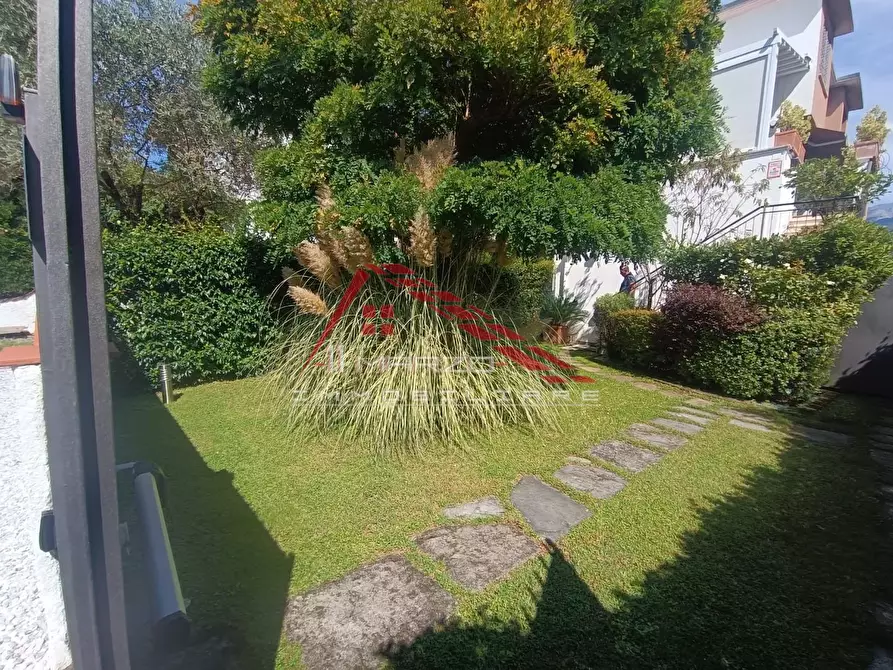 Immagine 8 di Villa in vendita  a Montignoso