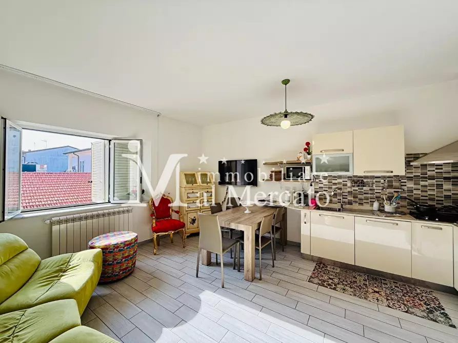 Immagine 4 di Appartamento in vendita  a Viareggio