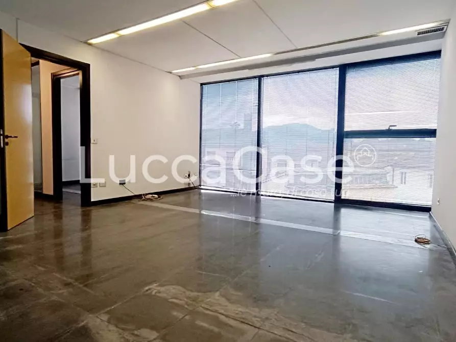 Immagine 7 di Ufficio in vendita  a Lucca