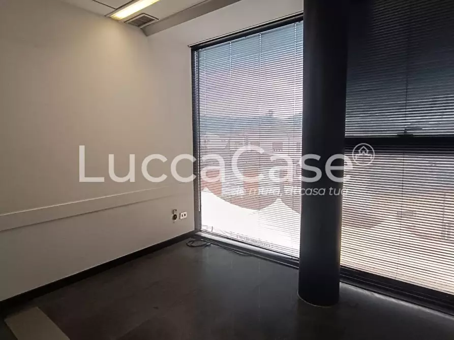 Immagine 9 di Ufficio in vendita  a Lucca