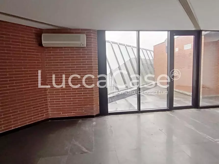 Immagine 9 di Ufficio in vendita  a Lucca