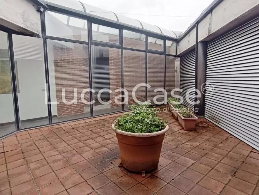 Immagine 5 di Ufficio in vendita  a Lucca