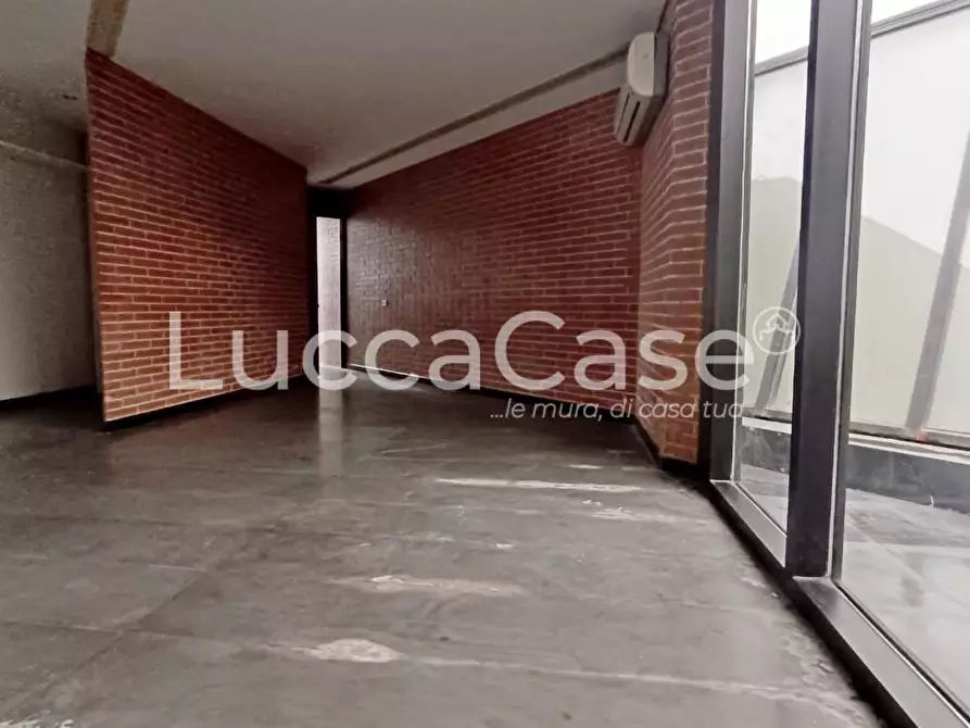 Immagine 10 di Ufficio in vendita  a Lucca