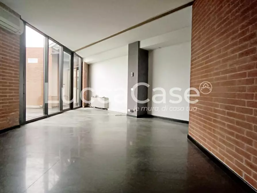 Immagine 2 di Ufficio in vendita  a Lucca