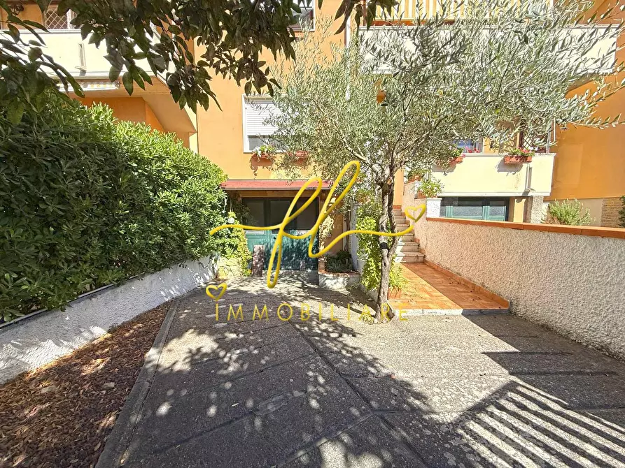 Immagine 29 di Villetta a schiera in vendita  a Cecina