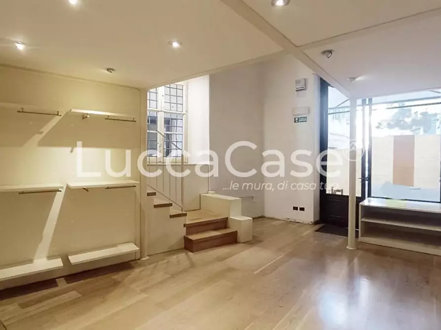 Immagine 3 di Locale commerciale in affitto  a Lucca