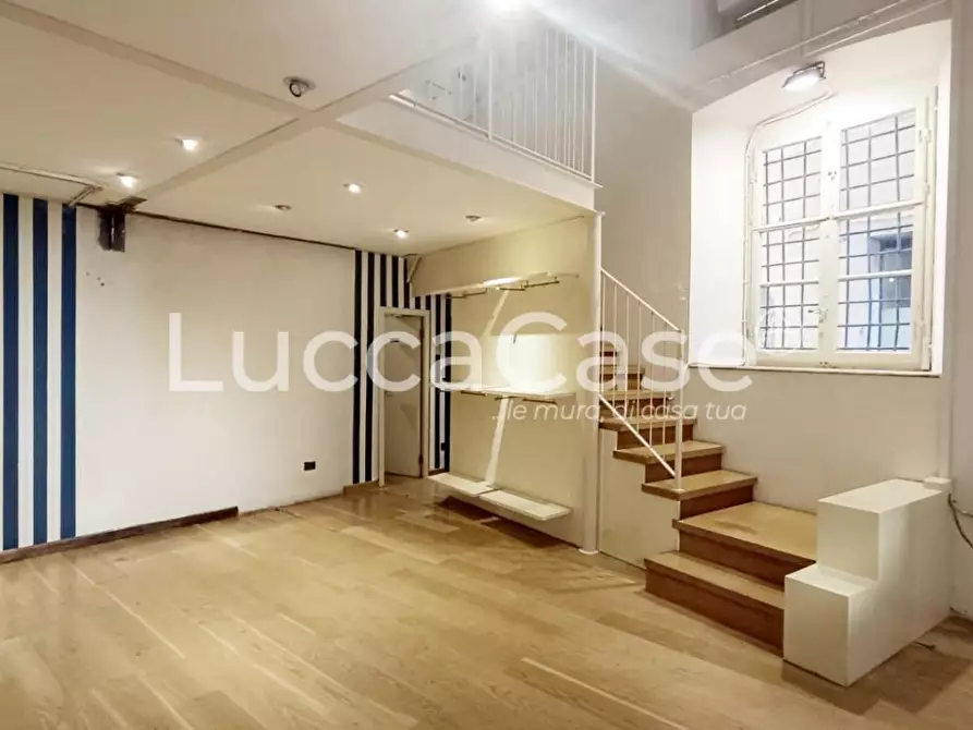 Immagine 1 di Locale commerciale in affitto  a Lucca