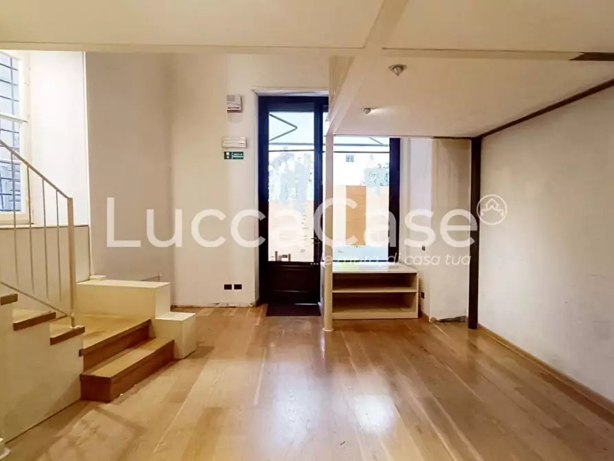 Immagine 2 di Locale commerciale in affitto  a Lucca