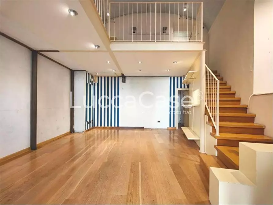 Immagine 9 di Locale commerciale in affitto  a Lucca