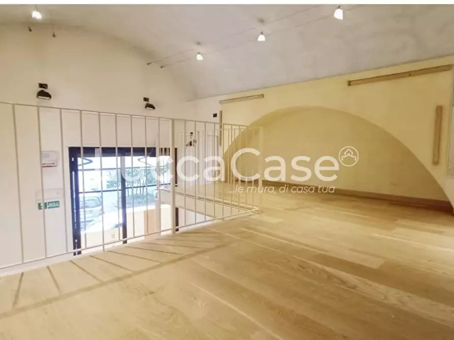 Immagine 7 di Locale commerciale in affitto  a Lucca