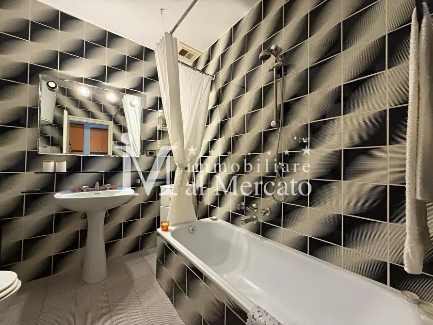 Immagine 19 di Appartamento in vendita  a Viareggio