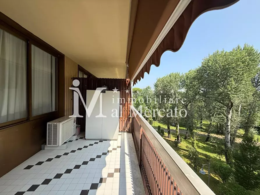 Immagine 2 di Appartamento in vendita  a Viareggio