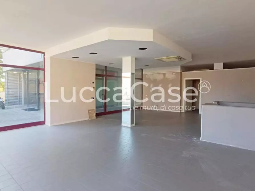 Immagine 3 di Locale commerciale in affitto  a Capannori