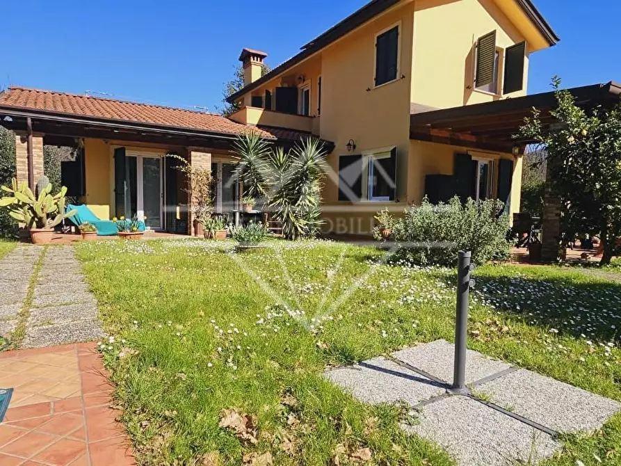 Immagine 10 di Villa in vendita  a Castelnuovo Magra