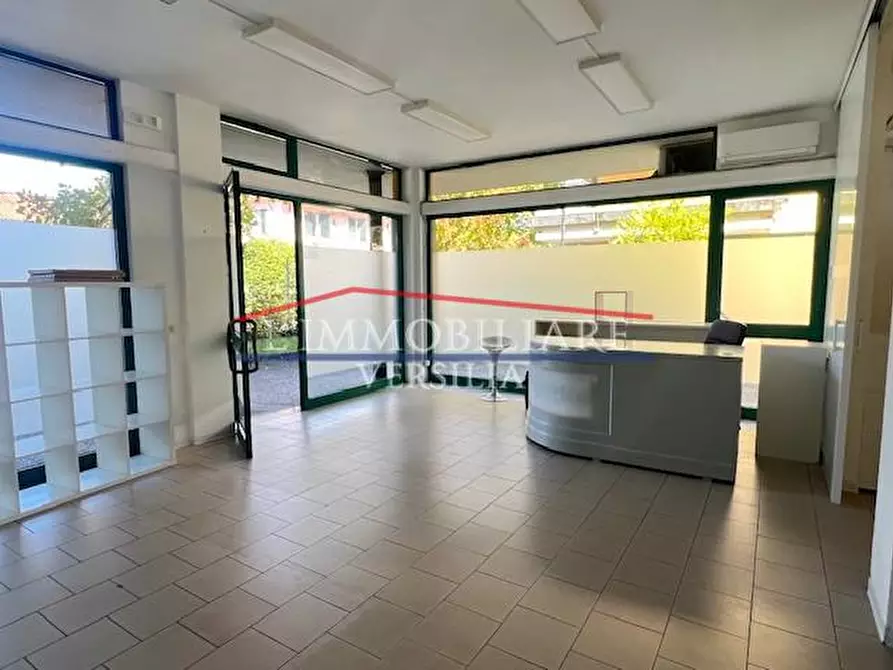 Immagine 3 di Locale commerciale in vendita  a Massa