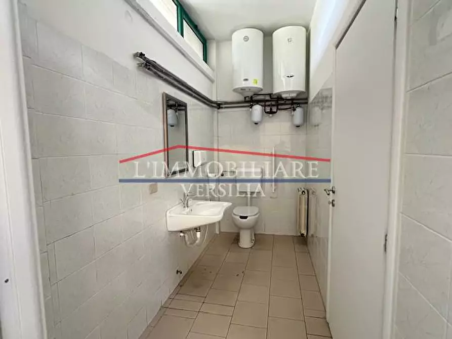 Immagine 8 di Locale commerciale in vendita  a Massa