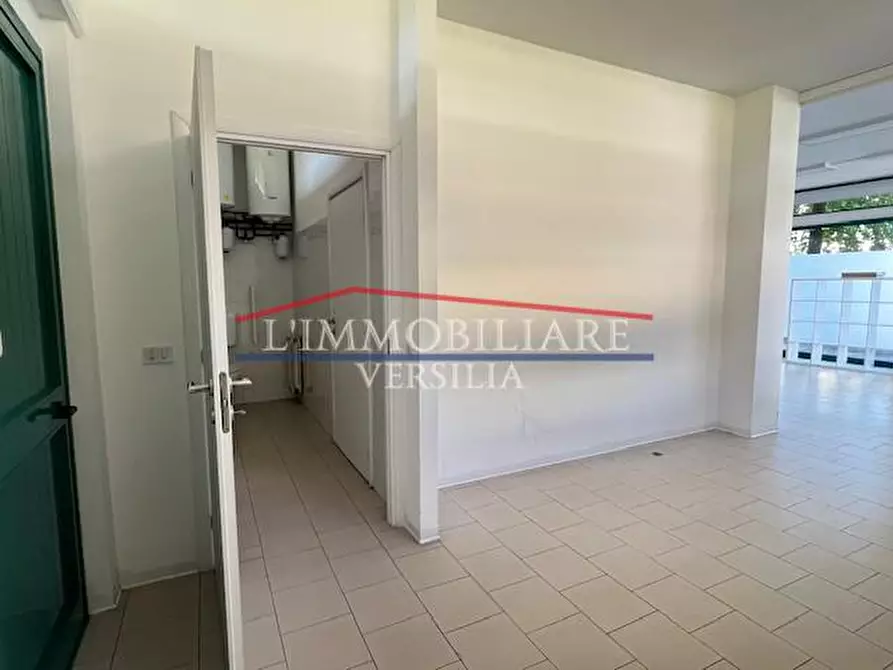 Immagine 7 di Locale commerciale in vendita  a Massa