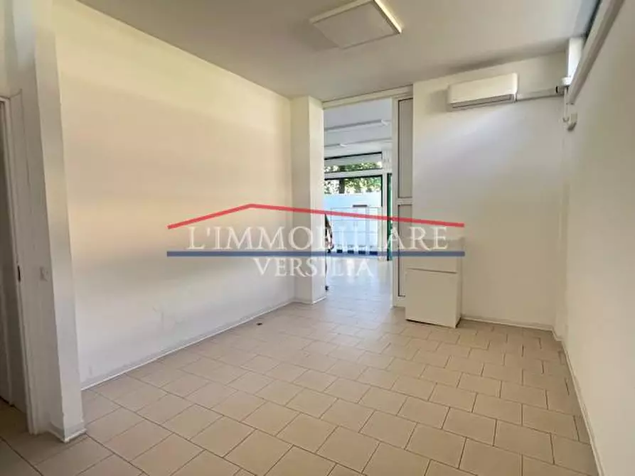 Immagine 6 di Locale commerciale in vendita  a Massa