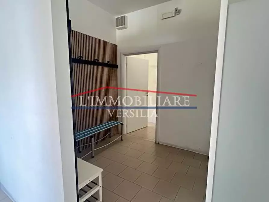 Immagine 11 di Locale commerciale in vendita  a Massa