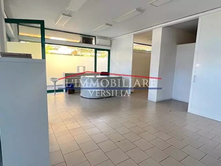 Immagine 4 di Locale commerciale in vendita  a Massa