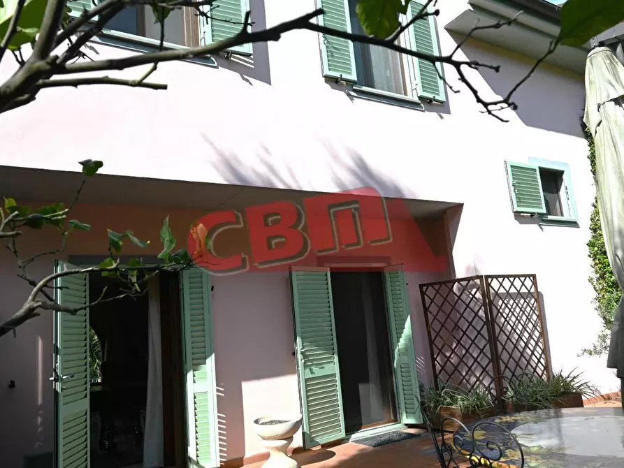 Immagine 4 di Villa in vendita  a Livorno