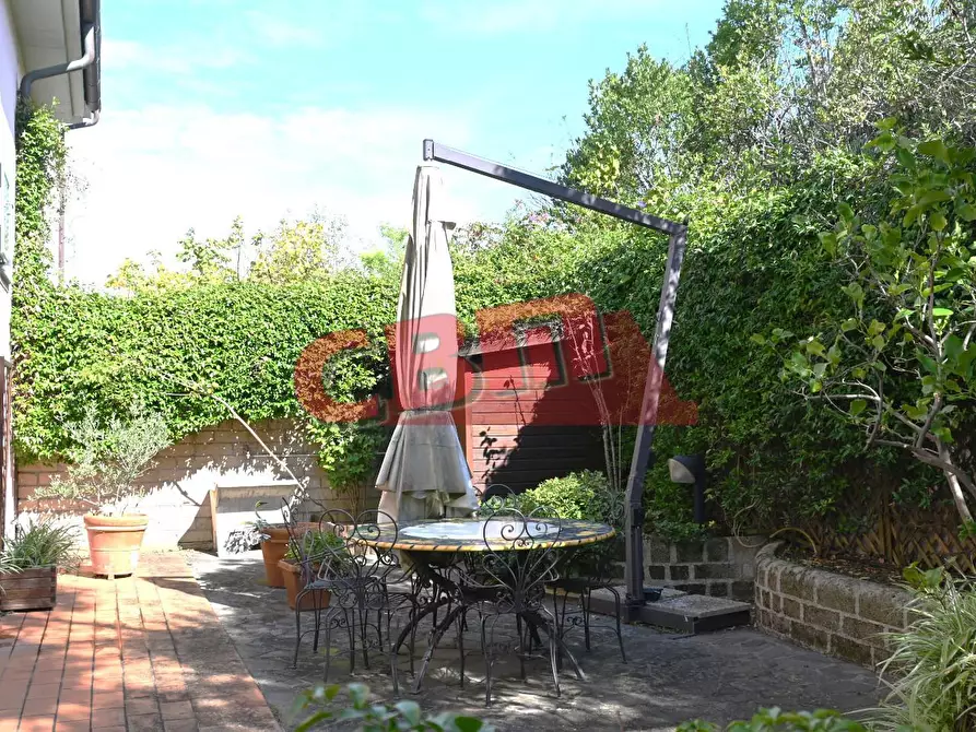 Immagine 2 di Villa in vendita  a Livorno