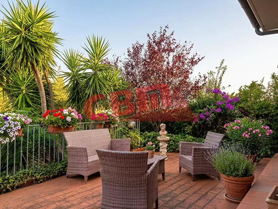 Immagine 1 di Villa in vendita  a Livorno