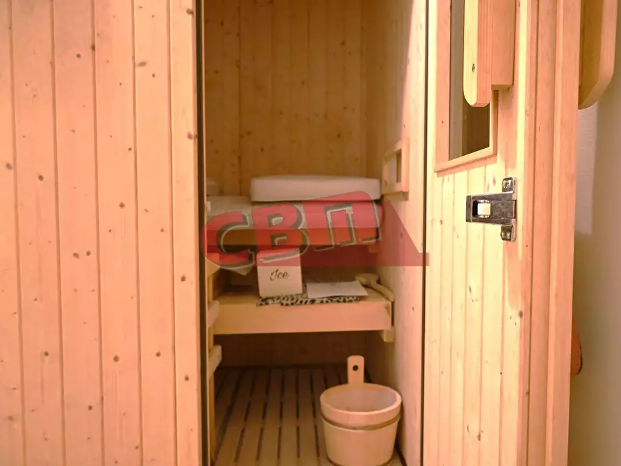 Immagine 37 di Villa in vendita  a Livorno