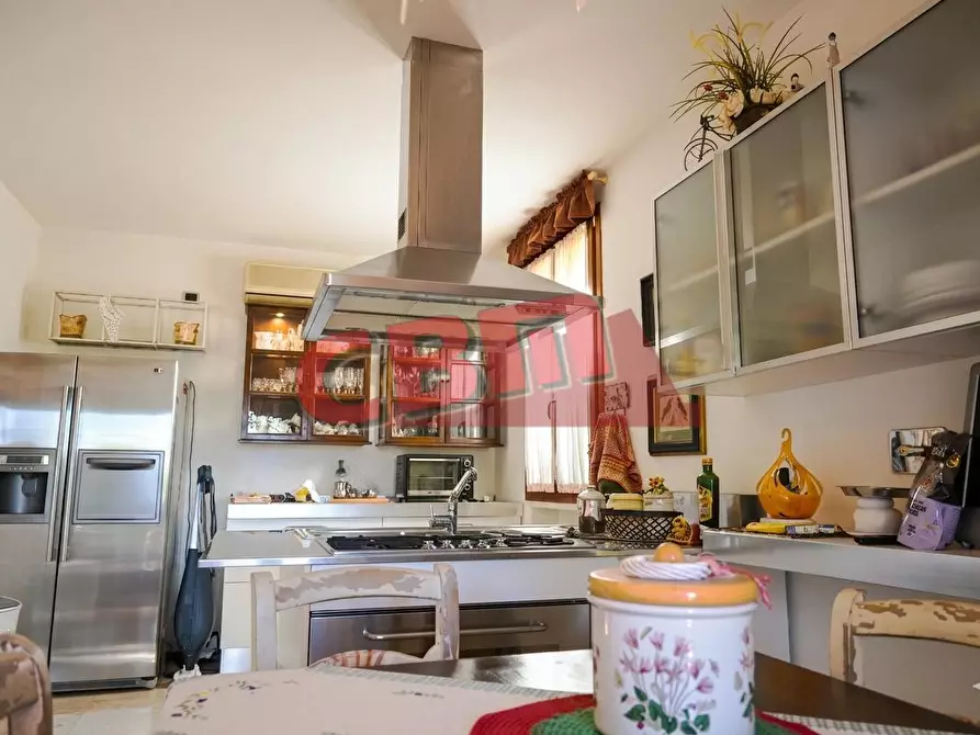 Immagine 13 di Villa in vendita  a Livorno