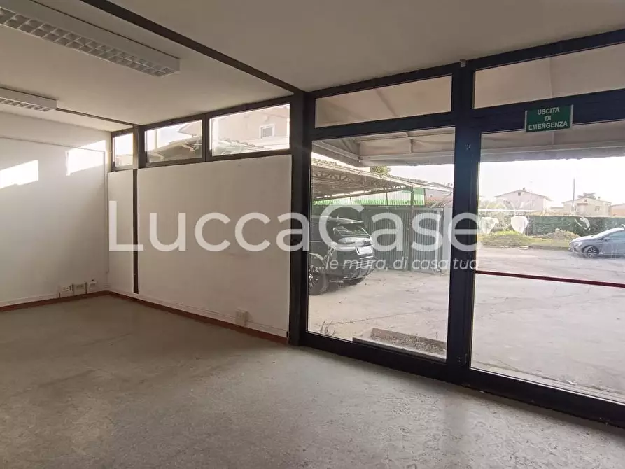 Immagine 10 di Attività artigianale in affitto  a Capannori