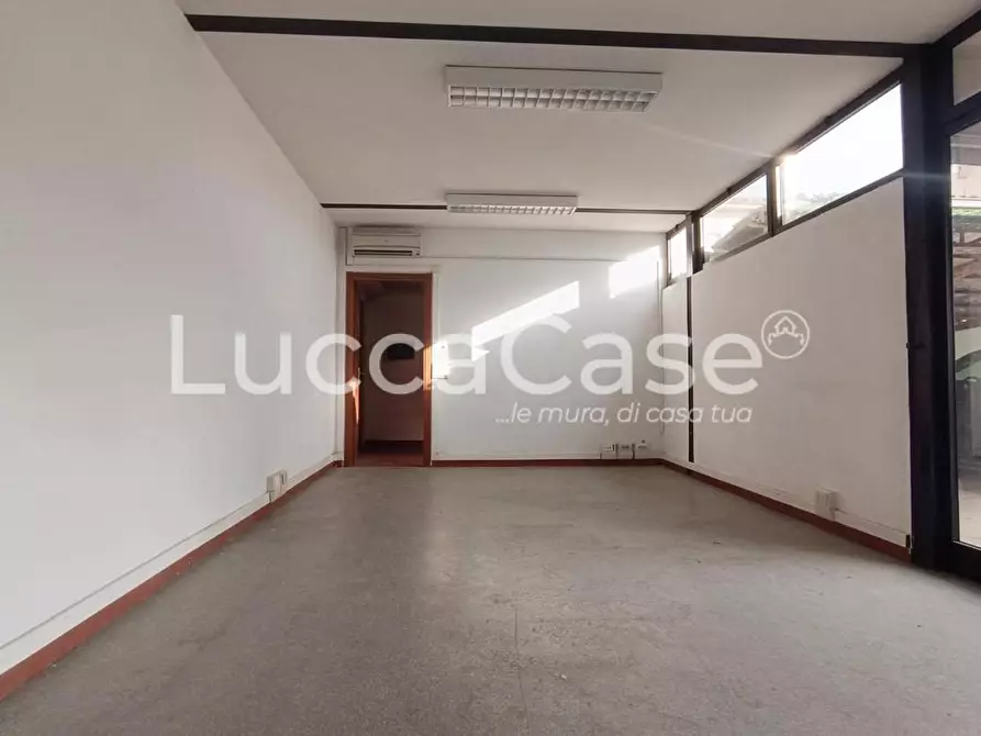 Immagine 12 di Attività artigianale in affitto  a Capannori