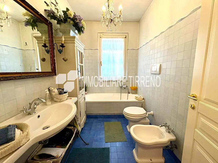 Immagine 20 di Villa in vendita  a Massa