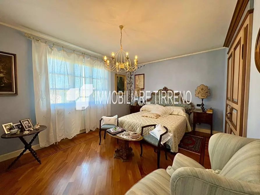 Immagine 9 di Villa in vendita  a Massa