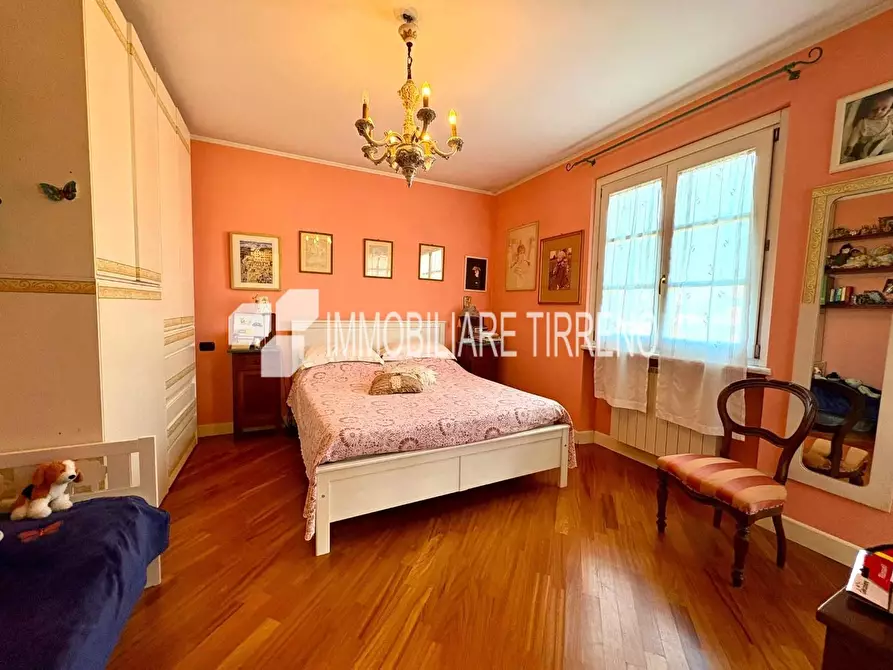 Immagine 12 di Villa in vendita  a Massa