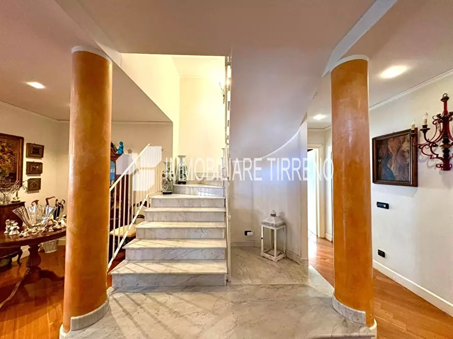 Immagine 7 di Villa in vendita  a Massa